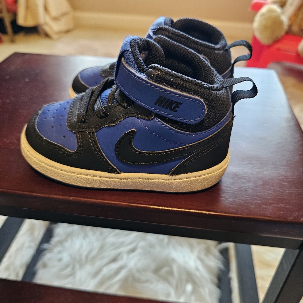 Nike Kids Sneakers in Black and Royal Blue - Picture 5 of 8